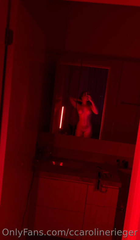 Nahá fotka uniklých OnlyFans od Caroline Rieger