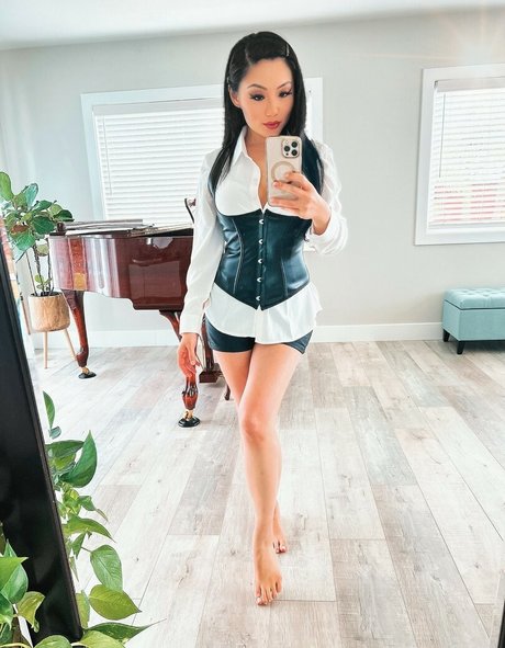 Naken lekkede OnlyFans-bilde av Tina Guo