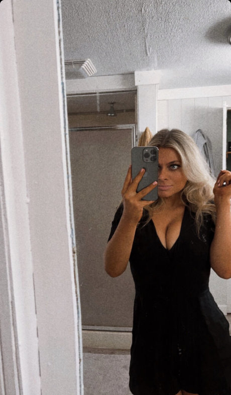 Foto di nudo di fuga di OnlyFans di Sara Civian