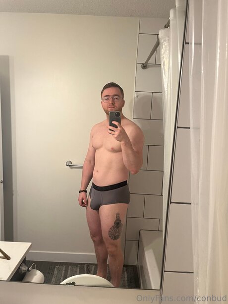 Naken lekkede OnlyFans-bilde av Conbud