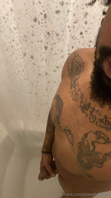 Naken läckt OnlyFans-bild av Slaveboytoni
