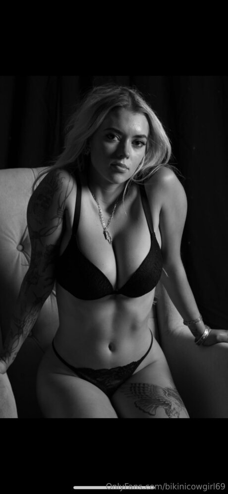 Naakte gelekte OnlyFans-foto van Bikinicowgirl69