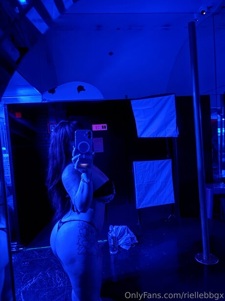 Naken lekkede OnlyFans-bilde av Riellebbgx