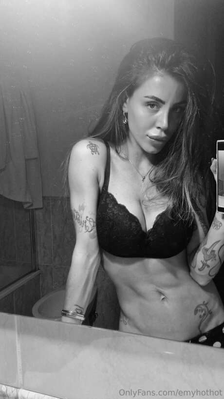 Naakte gelekte OnlyFans-foto van Emyhothot