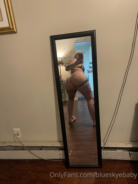Nahá fotka uniklých OnlyFans od Blueskyebaby