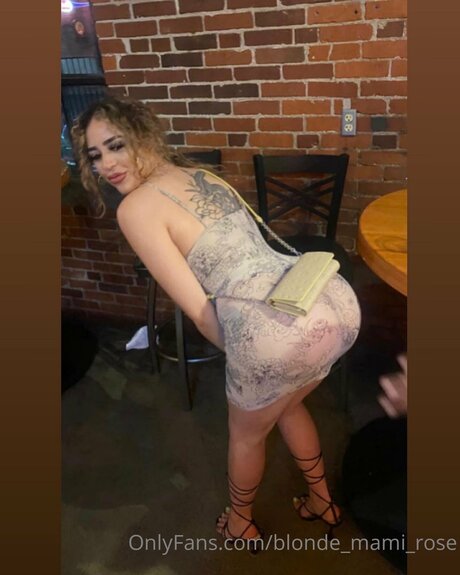 Blonde Mami Rose