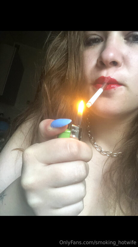 Naken läckt OnlyFans-bild av Smoking Hotwife