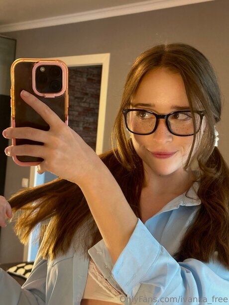 Naken läckt OnlyFans-bild av Ivanka Free