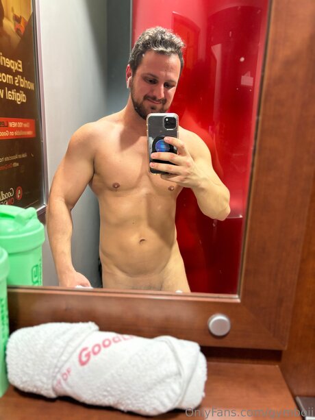 Naakte gelekte OnlyFans-foto van Gymboii