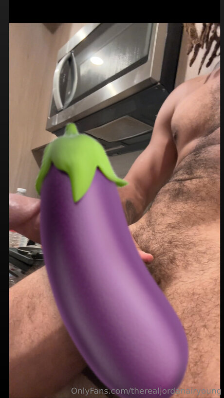Naken läckt OnlyFans-bild av Therealjordanairyoung
