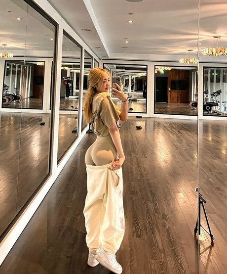 Nahá fotka uniklých OnlyFans od Michelle Kwon