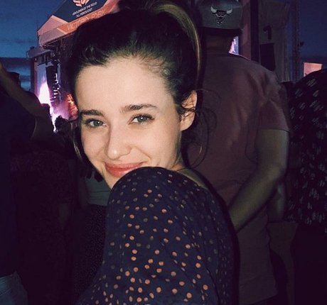 Holly Earl