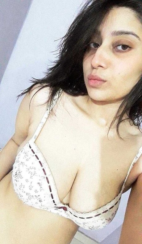 Nahá fotka uniklých OnlyFans od Farihapriyam