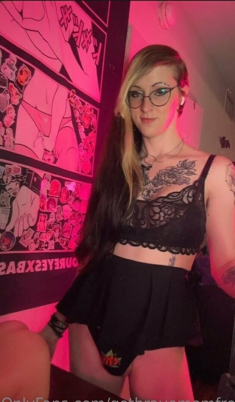 Naken läckt OnlyFans-bild av Gothravemomfree