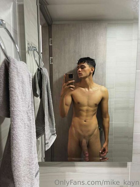 Nøgent lækket OnlyFans-billede af Mike Kayn