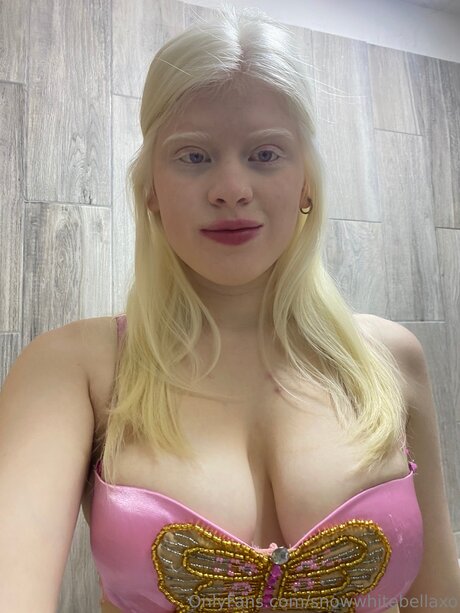 Naken läckt OnlyFans-bild av Snowwhitebellaxo