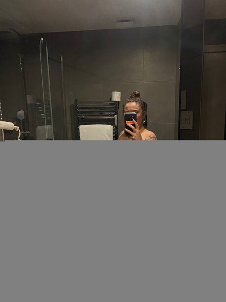 Naakte gelekte OnlyFans-foto van U443146001