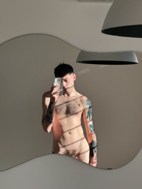 Alasti lekkinud OnlyFans-i pilt Loganhell