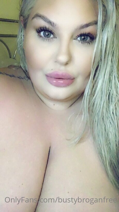 Nøgent lækket OnlyFans-billede af Bustybroganfree