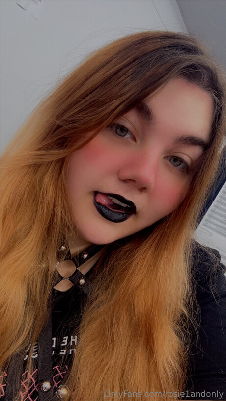 Naken läckt OnlyFans-bild av Rosie1andonly