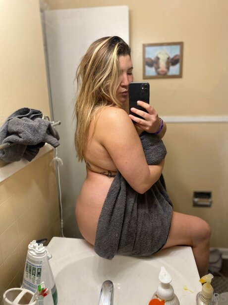 Foto desnuda filtrada de OnlyFans de Yogirlb 00