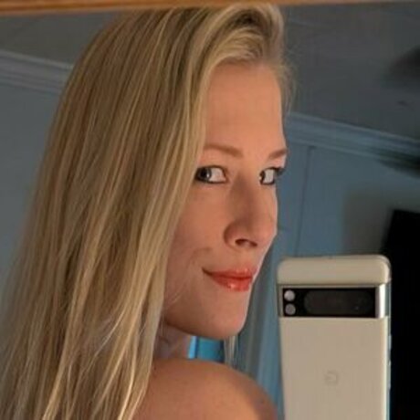 Nøgent lækket OnlyFans-billede af Country Hotwife