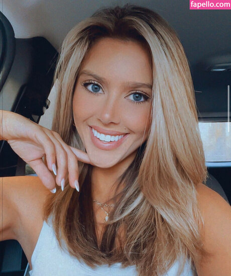 Naken läckt OnlyFans-bild av Sydney Segars