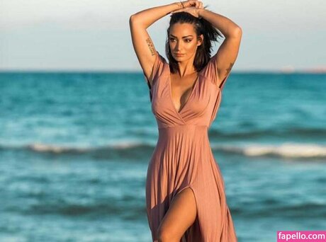 Alaston vuotanut OnlyFans-kuva Emilie Nef Naf