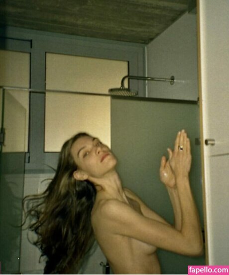 Naakte gelekte OnlyFans-foto van Charlotte Cardin Nue