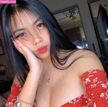 Naakte gelekte OnlyFans-foto van Samantha Salonga
