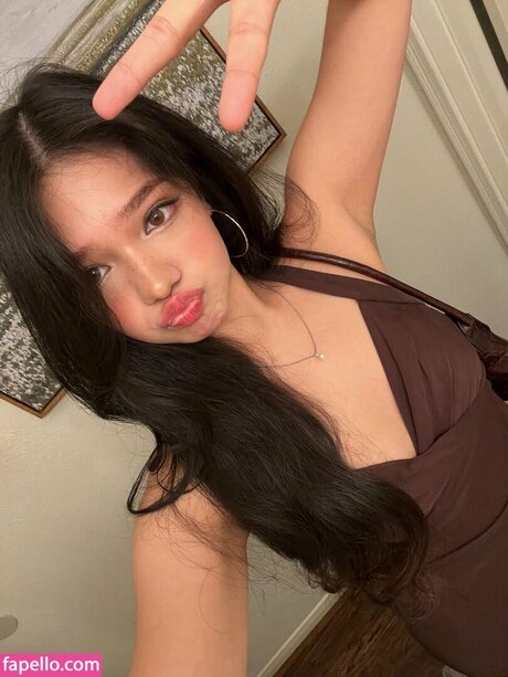 Alasti lekkinud OnlyFans-i pilt Outrovero