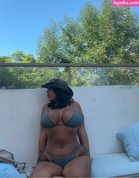 Naken läckt OnlyFans-bild av Maya Gorali