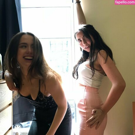 Naakte gelekte OnlyFans-foto van Lily Mo Sheen