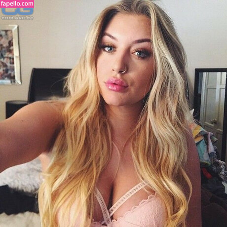 Обнаженная фотография утечки OnlyFans от Stassie Karanikolaou