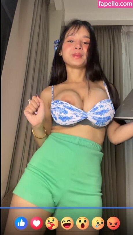 Naakte gelekte OnlyFans-foto van Nan Ma Htwe