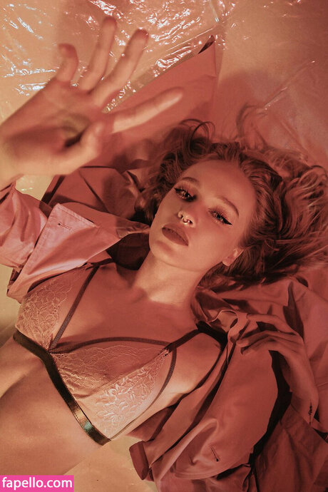 Naken läckt OnlyFans-bild av Albertaberlin