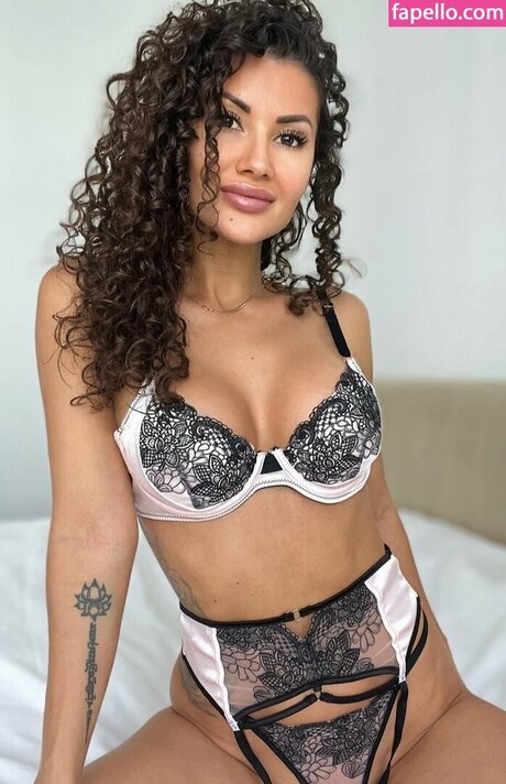 Curly Amelia