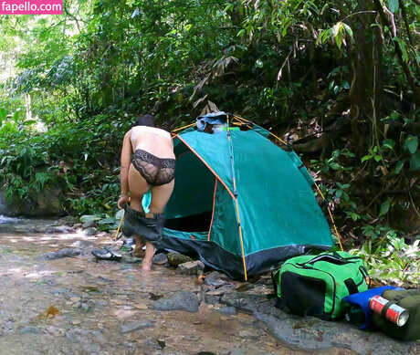 Naakte gelekte OnlyFans-foto van Ey Solo Camping