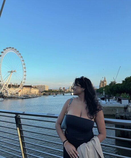 Naakte gelekte OnlyFans-foto van Abby Govindan