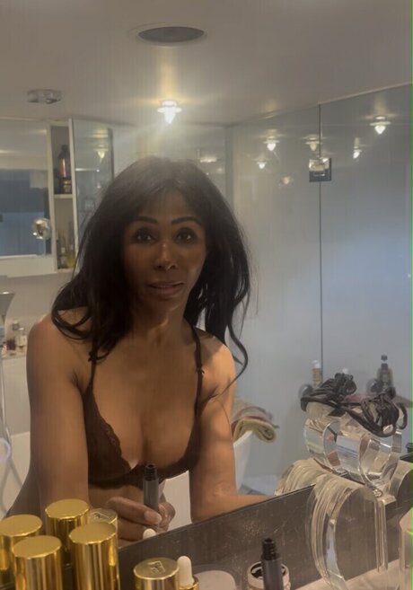 Naken läckt OnlyFans-bild av Sinitta