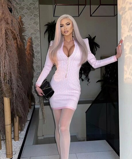 Naakte gelekte OnlyFans-foto van Adina Tatiana