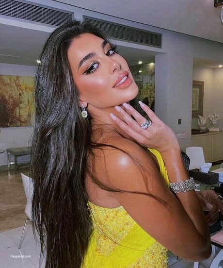 Naken läckt OnlyFans-bild av Yasmine Sabri