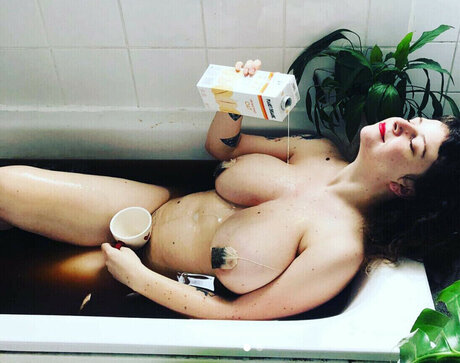 Nacktes geleaktes OnlyFans-Foto von Lolamilk