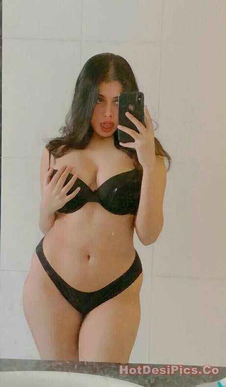 Alasti lekkinud OnlyFans-i pilt Nudrat Zahra Chowdhury