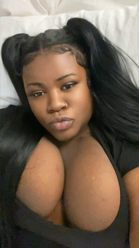 Alasti lekkinud OnlyFans-i pilt Roxkiiblaxx