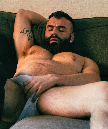 Naken läckt OnlyFans-bild av The Bearded Master 
