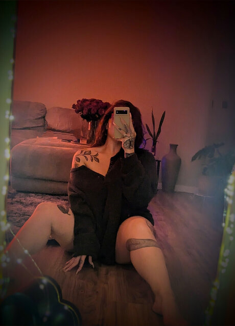 Nacktes geleaktes OnlyFans-Foto von Red