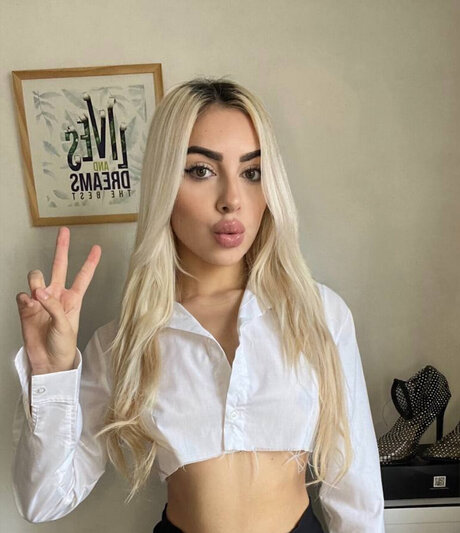 Naken läckt OnlyFans-bild av Roni