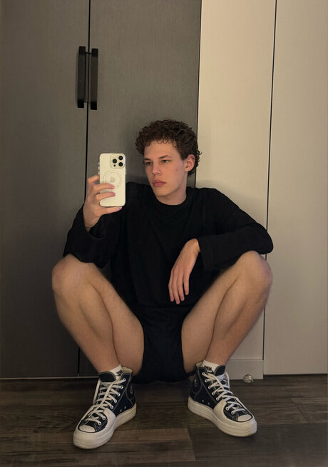 Alasti lekkinud OnlyFans-i pilt Caleb