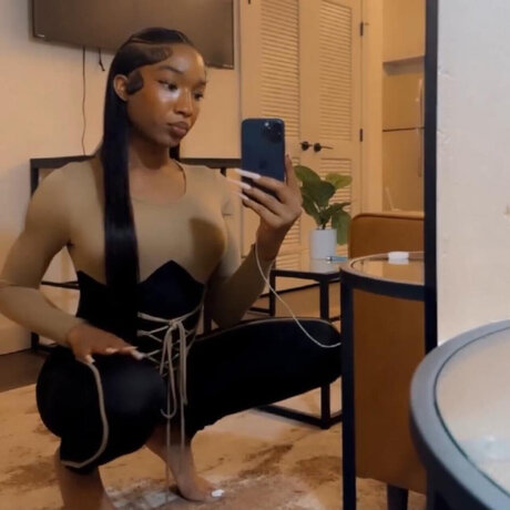 Naken lekkede OnlyFans-bilde av Bombshell Cherry Cane